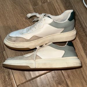 universal thread sneakers
